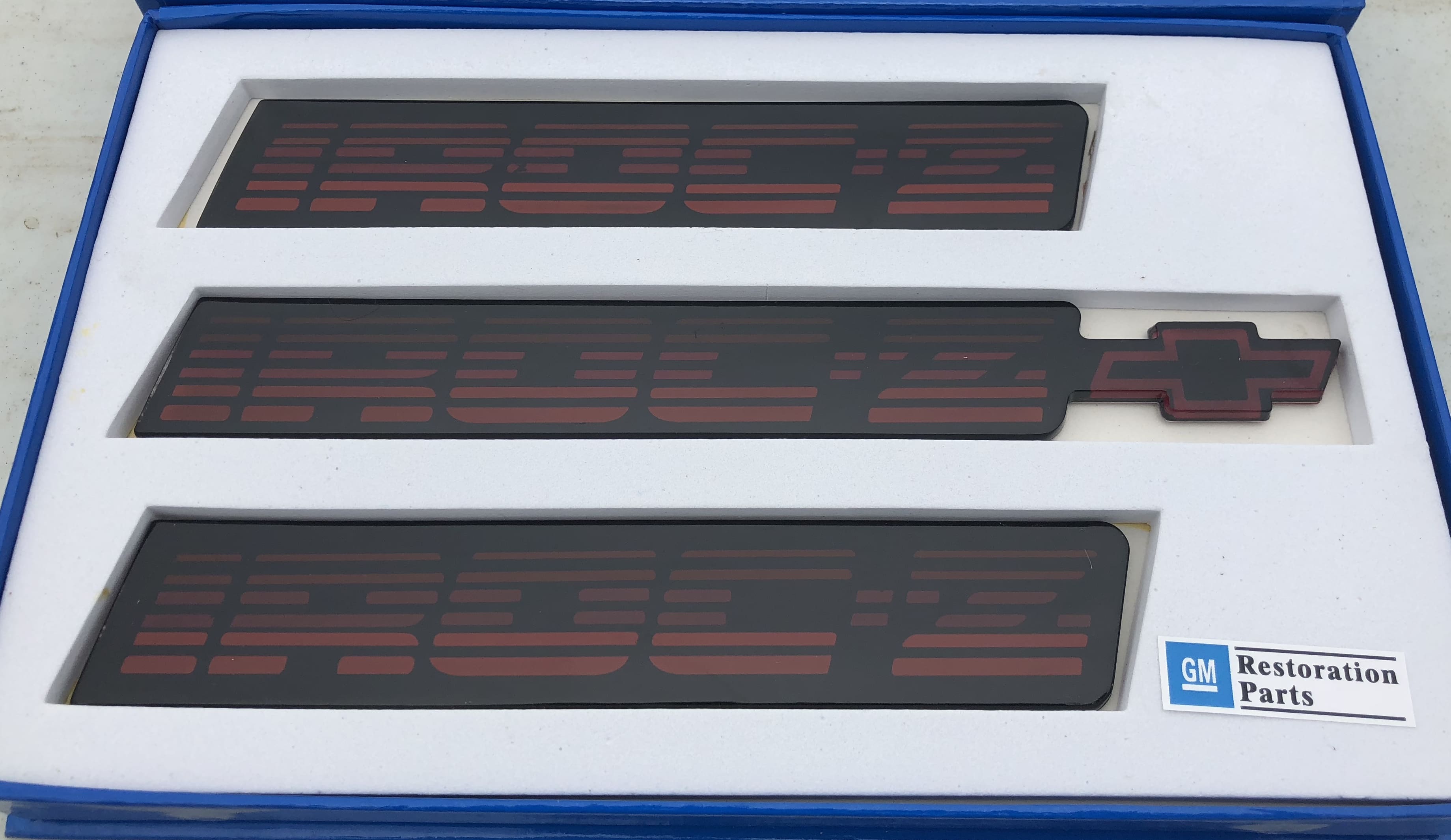 82-92 IROC emblem kit (red)